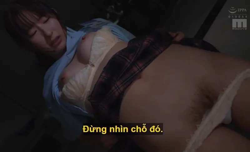 Ông chủ mưu đồ "xử đẹp" cô nhân viên kiêu căng lười nhác, suốt ngày cắm mặt nhắn tin với người yêu.